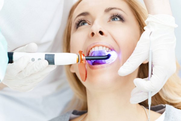 depositphotos_147603759-stock-photo-patient-whitening-teeth-at-dentist