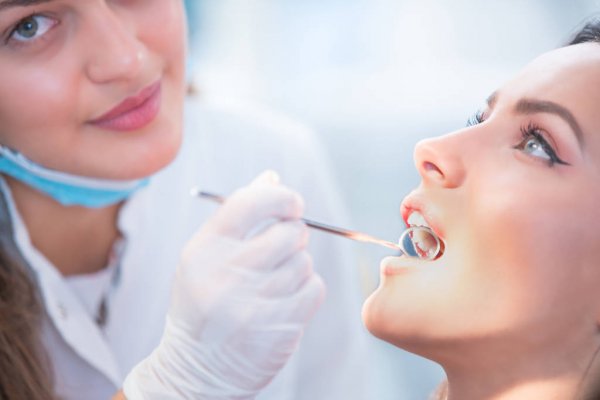 depositphotos_178571768-stock-photo-doctor-talking-her-patient-dentist