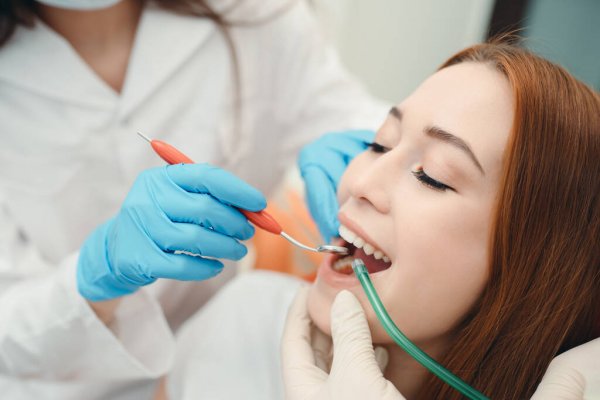 depositphotos_435646198-stock-photo-a-dentist-examines-the-teeth