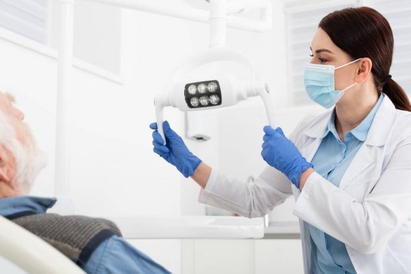 depositphotos_472558072-stock-photo-dentist-medical-mask-blue-latex